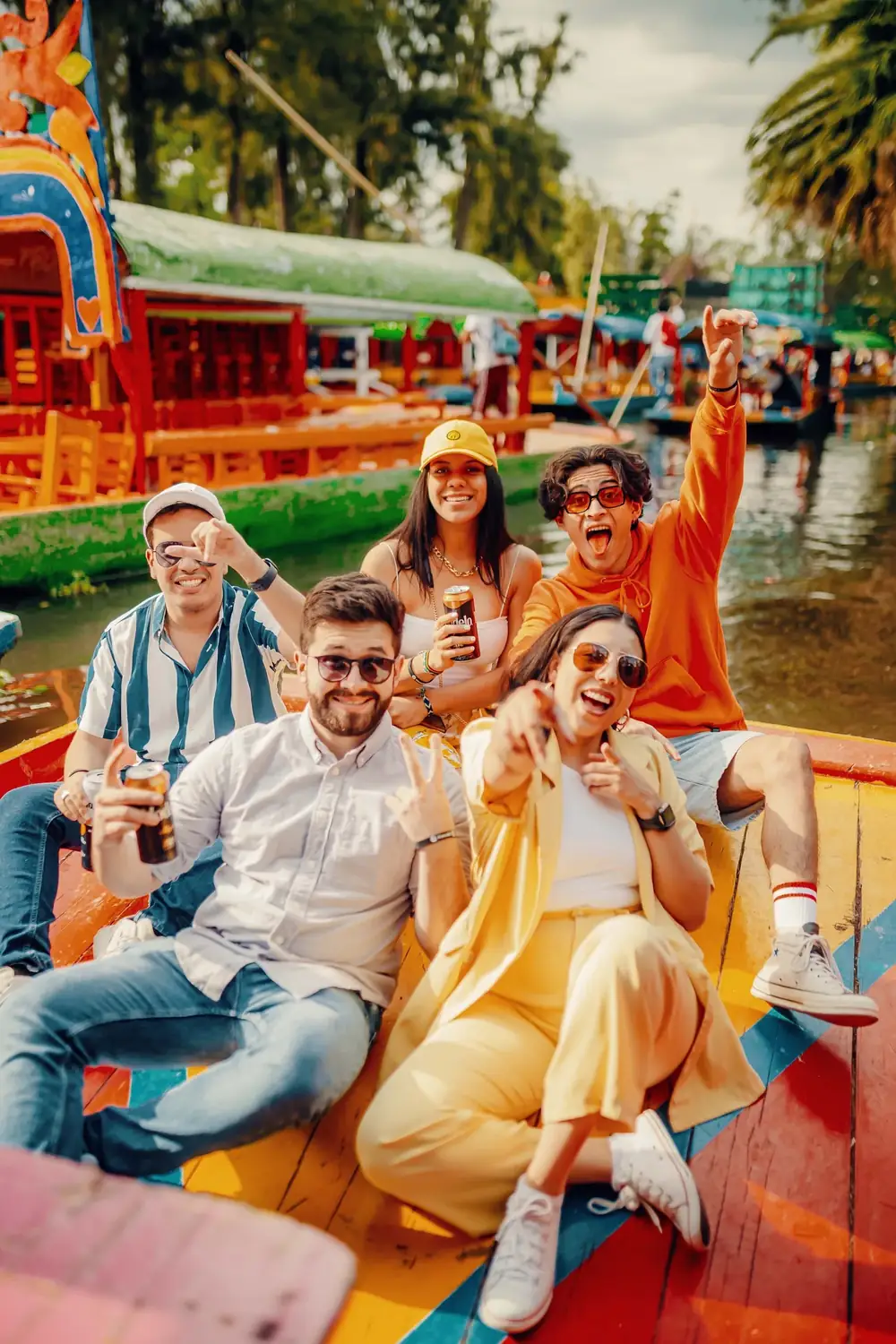 Grupo divirtiéndose en trajinera Xochimilco