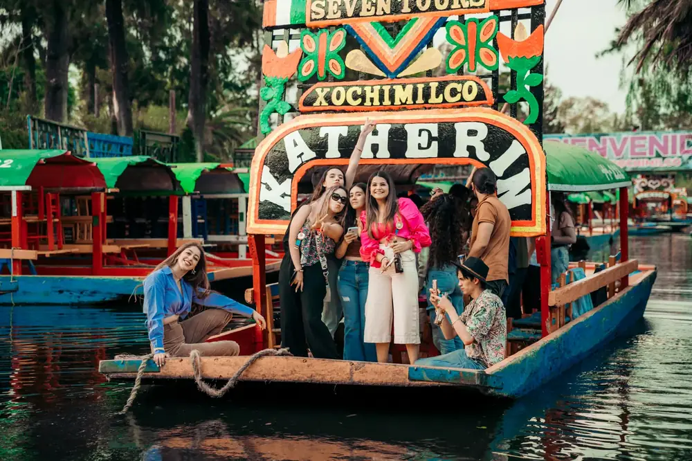 Pareja en trajinera Xochimilco